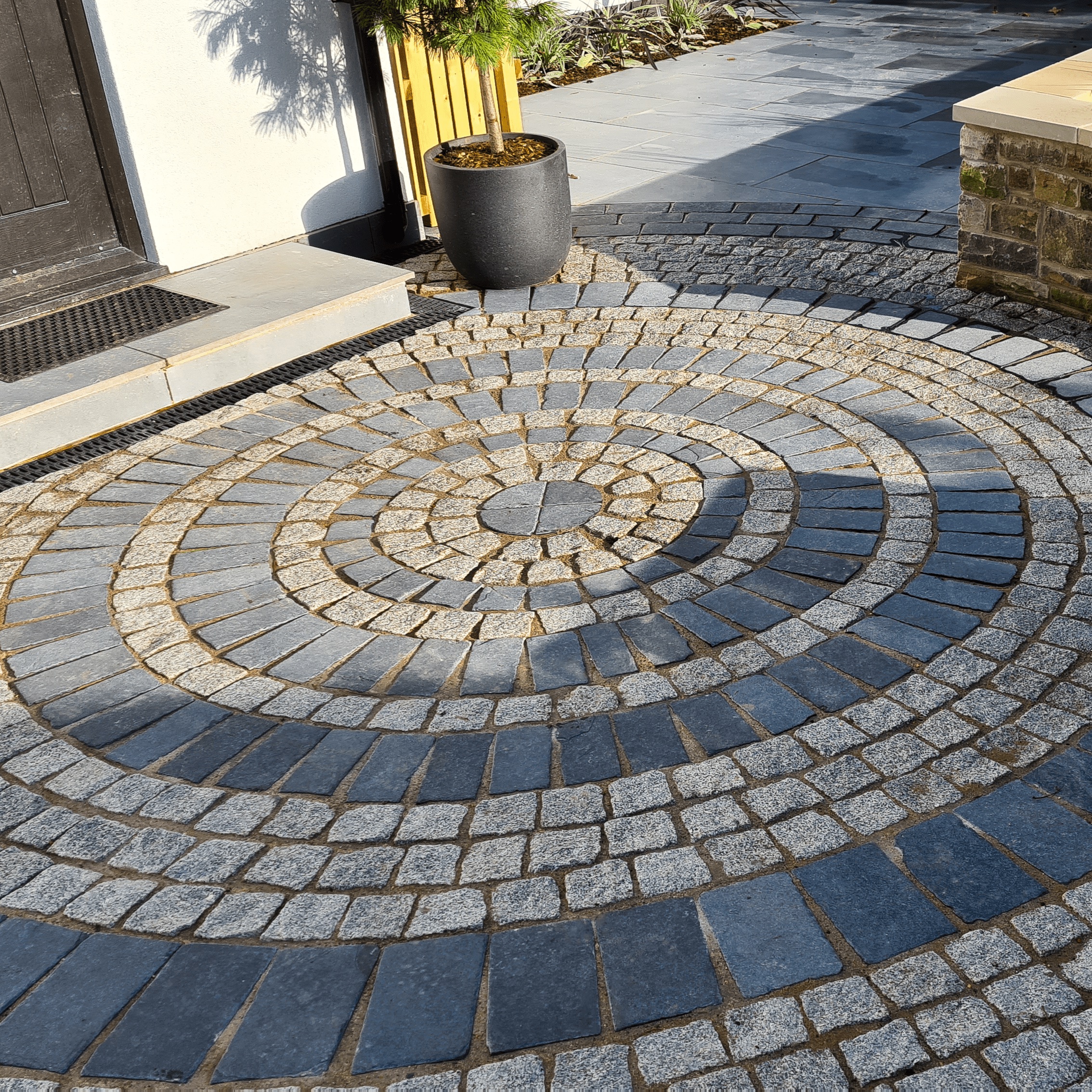 Circular cobble feature paving